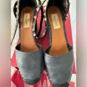 Valentino Rockstud double leather wedge espadrilles, size 35/ Navy